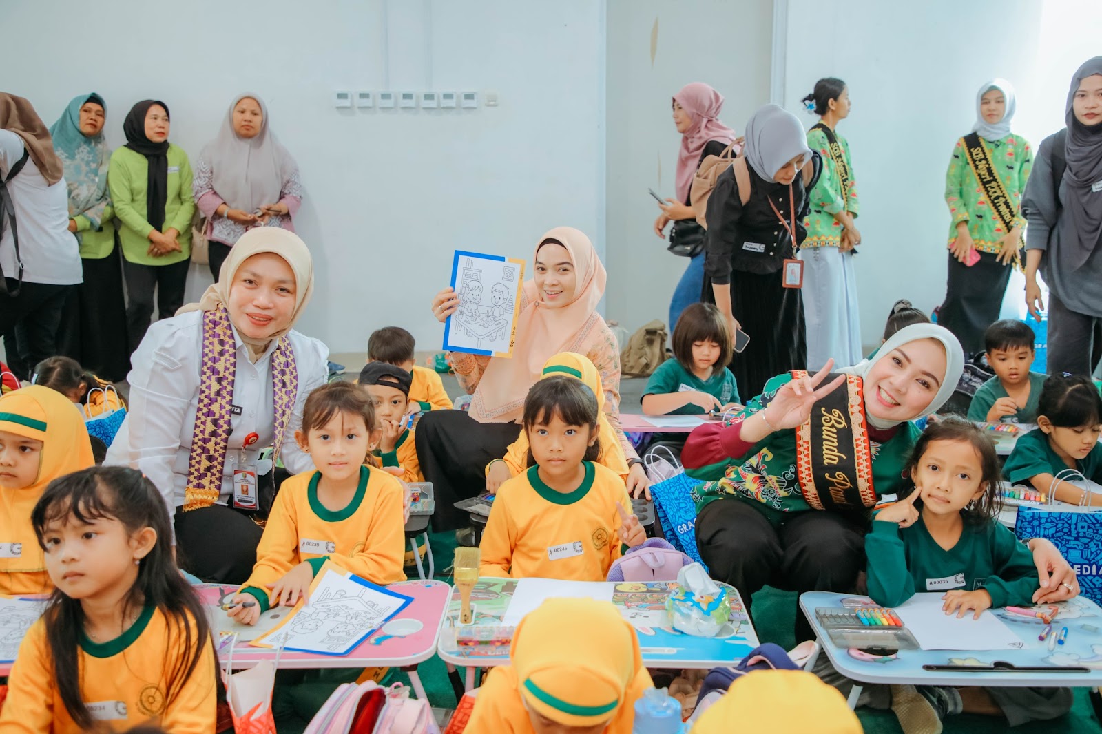 BUNDA PAUD PURNAMA WULANSARI MIRZA BUKA GEBYAR MEWARNAI DAN SAKSIKAN SEMINAR EDUKASI GERAKAN SEJUTA IBU MEMBACA NYARING DI NUWA BACA ZAINAL ABIDIN PAGARALAM BANDARLAMPUNG