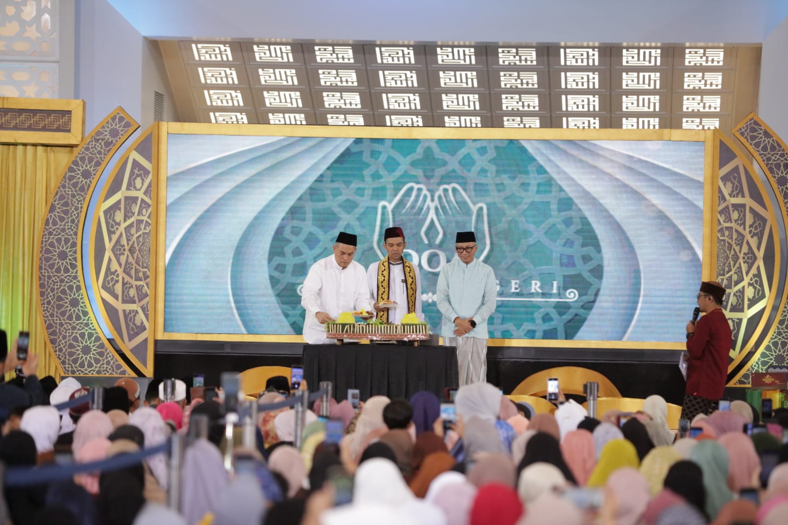 GUBERNUR RAHMAT MIRZANI DJAUSAL SAMPAIKAN RASA BANGGA KARENA LAMPUNG DIPERCAYA JADI TUAN RUMAH DIGELARNYA ACARA ‘DOA UNTUK NEGERI’ OLEH TVONE YANG MENGHADIRKAN USTAD ABDUL SOMAD DI MASJID RAYA AL-BAKRIE